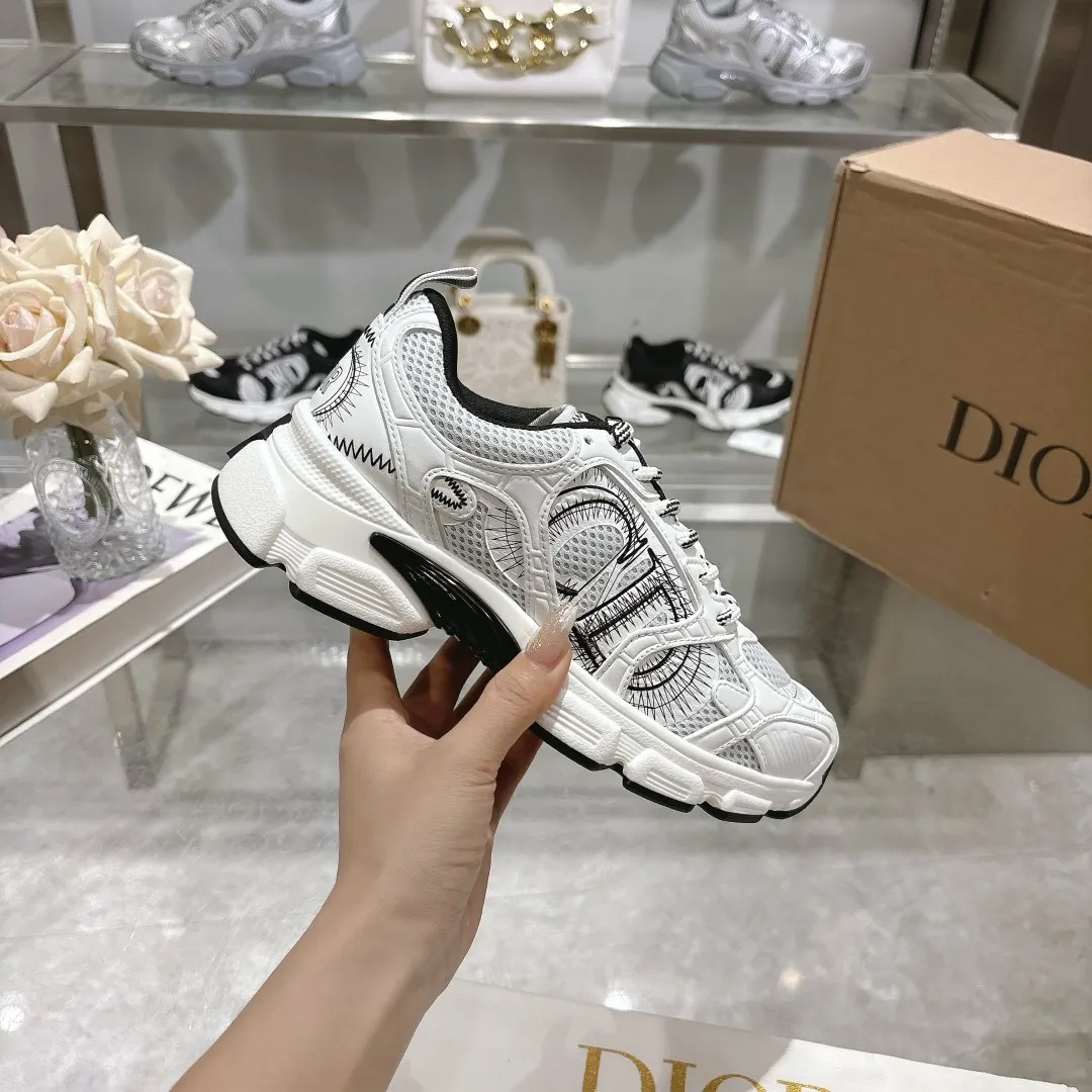 👟👟Ex-factory price 560👟👟 This Dior Chrono sneaker is a new product of the 2024 autumn ready-to-wear series, reinterpreting running shoes with Dior's high-end style. White mesh fabric is paired with nude and silver-toned laminated leather-effect panels, as well as CD logos on the sides, a star patch on the tongue and a Dior logo on the heel. Featuring tri-color laces, a lightweight sole and star embellishments for a casual look all year round. ✅Size: 35-40 ✅Packaging: With counter packaging and Dior outer box